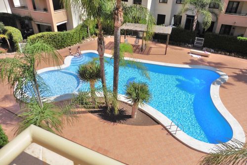 Arenal  Cannes Amplio y cómodo apartamento en Javea, Costa Blanca, España, con piscina comunitaria para 4 personas. El apartamento se encuentra en una zona residencial de playa, cerca de restaurantes y bares, tiendas, supermercados y una pista de tenis, y a 200 m de la playa de El Arenal....