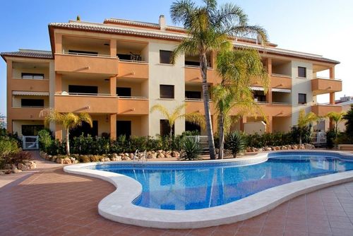 Arenal  Cannes Amplio y cómodo apartamento con piscina comunitaria en Javea, Costa Blanca, España, para 4 personas. El apartamento se encuentra en una zona residencial de playa, cerca de restaurantes y bares, tiendas, supermercados y una cancha de tenis, y está a 200 m de la playa de El Arenal....