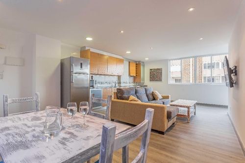 Apartamento Urbatenis LT Apartamento moderno y agradable en Javea, Costa Blanca, España, para 6 personas. El apartamento está situado en una zona residencial de playa, cerca de restaurantes y bares, tiendas, supermercados y una pista de tenis, y se encuentra a 500 m de la playa de El Arenal....