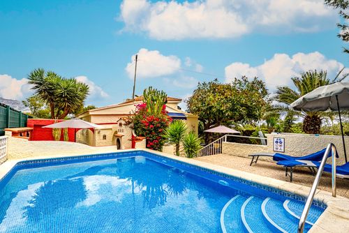 Villa Los Pinos 4 Heerlijke en romantische villa in Altea, Costa Blanca, Spanje met privézwembad voor 4 personen. Het huis is gelegen in een kust-, bosrijk en residentieel gebied, op 1 km van het strand en 1 km van Altea....
