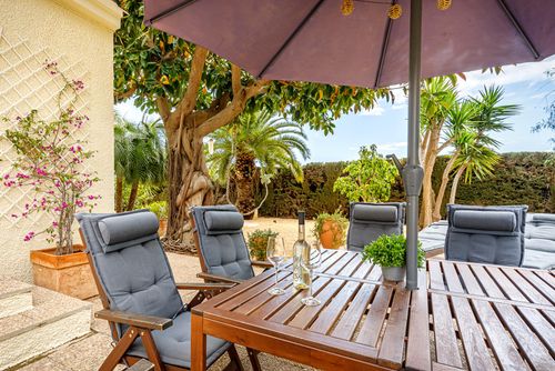 Villa Los Pinos Incantevole e romantica villa con piscina privata ad Altea, Costa Blanca, Spagna, per 4 persone. La casa si trova in una zona costiera, boschiva e residenziale, a 1 km dalla spiaggia e a 1 km da Altea....