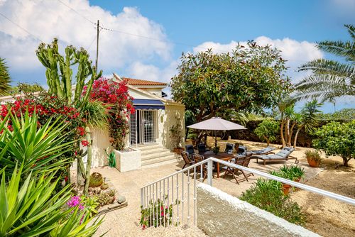 Villa Los Pinos 4 Heerlijke en romantische villa in Altea, Costa Blanca, Spanje met privézwembad voor 4 personen. Het huis is gelegen in een kust-, bosrijk en residentieel gebied, op 1 km van het strand en 1 km van Altea....