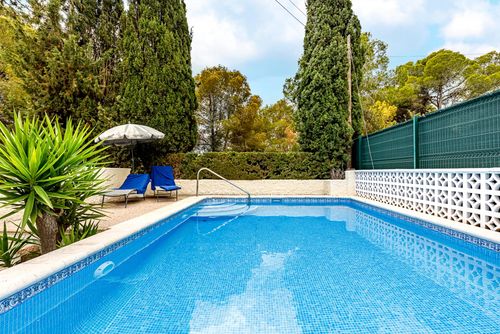 Villa Los Pinos Encantadora y romántica villa con piscina privada en Altea, Costa Blanca, España, para 4 personas. La casa se encuentra en una zona costera, boscosa y residencial, a 1 km de la playa y a 1 km de Altea....