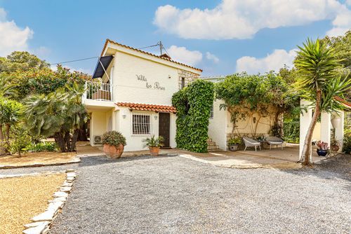 Villa Los Pinos 4 Heerlijke en romantische villa in Altea, Costa Blanca, Spanje met privézwembad voor 4 personen. Het huis is gelegen in een kust-, bosrijk en residentieel gebied, op 1 km van het strand en 1 km van Altea....