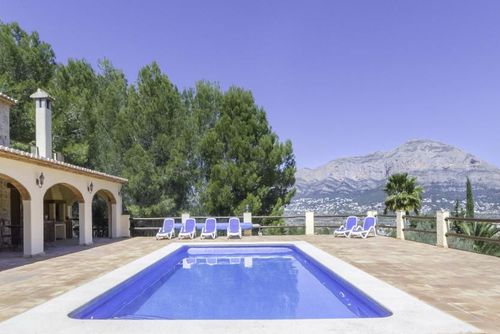 Pura Vida Schönes und klassisches Landhaus mit privatem Pool in Javea, Costa Blanca, Spanien für 8 Personen. Das Haus befindet sich in einer hügeligen, ländlichen und bewaldeten Gegend....