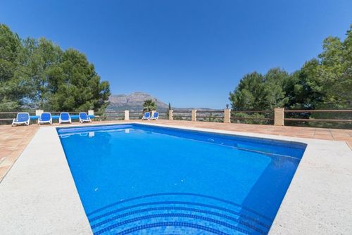 Pura Vida Piękny i klasyczny dom wiejski w Javea, Costa Blanca, Hiszpania z prywatnym basenem dla 8 osób. Dom znajduje się w pagórkowatej, wiejskiej i leśnej okolicy....