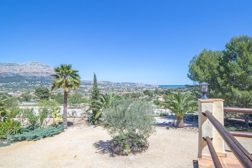 Pura Vida Hermosa y clásica casa de campo con piscina privada en Jávea, Costa Blanca, España, para 8 personas. La casa se encuentra en una zona rural, montañosa y boscosa....