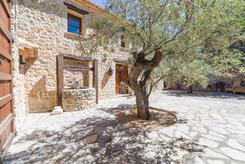 Pura Vida Schönes und klassisches Landhaus mit privatem Pool in Javea, Costa Blanca, Spanien für 8 Personen. Das Haus befindet sich in einer hügeligen, ländlichen und bewaldeten Gegend....