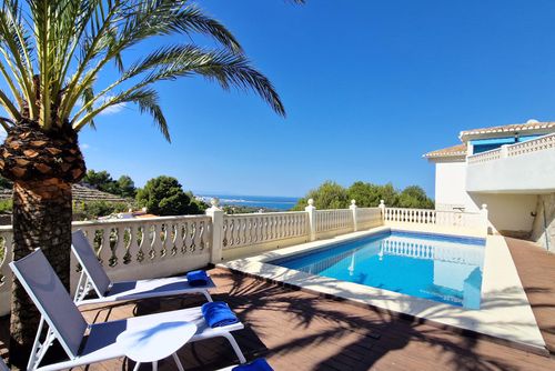 Doble Diez Maravillosa y lujosa villa en Denia, Costa Blanca, España, con piscina privada para 6 personas. La casa está situada en una zona residencial y montañosa cerca de la playa, a 3 km de la playa de Las Rotas....