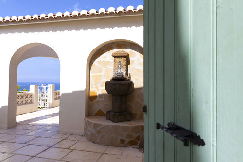 Doble Diez Maravillosa y lujosa villa en Denia, Costa Blanca, España, con una piscina privada para 6 personas. La casa está situada en una zona residencial y montañosa cerca de la playa, a solo 3 km de la playa de Las Rotass....
