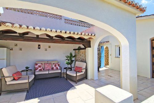 Doble Diez Wunderbare und luxuriöse Villa in Denia, Costa Blanca, Spanien, mit einem privaten Pool für 6 Personen. Das Haus befindet sich in einer hügeligen und residentialen Strandgegend, nur 3 km vom Strand Las Rotass entfernt....