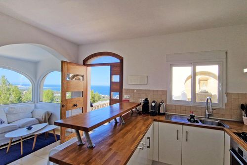 Doble Diez Magnifique et luxueuse villa à Denia, Costa Blanca, Espagne, avec une piscine privée pour 6 personnes. La maison est située dans une zone résidentielle en pente près de la plage, à seulement 3 km de la plage de Las Rotass....