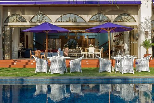 Sayang Damour 4BR Große und luxuriöse Villa mit privatem Pool in Seminyak, Bali, Indonesien für 8 Personen. Die Villa befindet sich in einem Wohngebiet in Strandnähe, in der Nähe von Restaurants und Bars, Geschäften und Supermärkten und ist 1 km vom Strand von Seminyak entfernt....