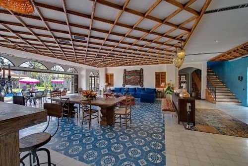 Sayang Damour 4BR Grote en luxe villa met privézwembad in Seminyak, Bali, Indonesië voor 8 personen. De villa is gelegen in een residentieel strandgebied, dicht bij restaurants en bars, winkels en supermarkten, en op 1 km van het Seminyak-strand....