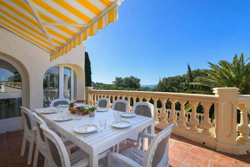 Villa Hermosa 6 pax Classic and comfortable villa in Jávea, Costa Blanca, Spain with private pool for 6 persons. The house is situated in a residential beach area....