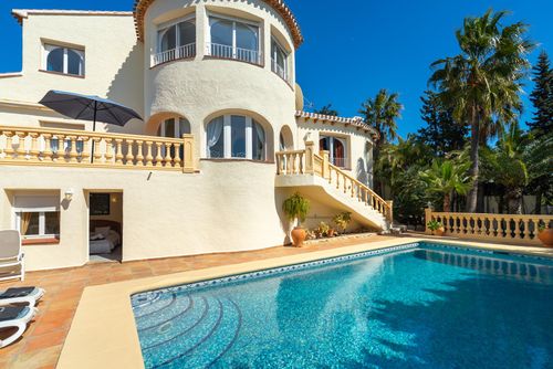 Villa Hermosa 8 pax Clásica y cómoda villa en Javea, Costa Blanca, España, con piscina privada para 8 personas. La casa está situada en una zona residencial cerca de la playa....