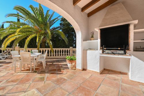 Villa Hermosa 8 pax Clásica y cómoda villa en Javea, Costa Blanca, España, con piscina privada para 8 personas. La casa está situada en una zona residencial cerca de la playa....
