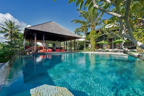 Bendega Nui 4BR Große und luxuriöse Villa mit privatem Pool in Canggu, Bali, Indonesien für 8 Personen. Die Villa befindet sich in einer ländlichen Strandgegend und ist 1 km vom Batu Bolong Strand entfernt....