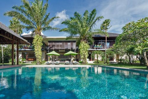 Bendega Nui 4BR Grote en luxe villa met privézwembad in Canggu, Bali, Indonesië voor 8 personen. De villa is gelegen in een landelijke strandomgeving en ligt op 1 km van het Batu Bolong-strand....