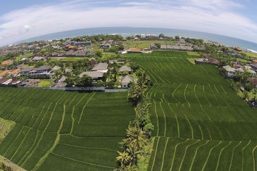 Bendega Nui 4BR Grote en luxe villa met privézwembad in Canggu, Bali, Indonesië voor 8 personen. De villa is gelegen in een landelijke strandomgeving en ligt op 1 km van het Batu Bolong-strand....