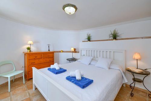 Villa Lau 6 pax Magnifique et confortable villa à Denia, Costa Blanca, Espagne avec piscine privée pour 6 personnes. La maison est située dans un quartier résidentiel de plage, à 3 km de la plage de Las Marinas, Denia et à 5 km de Javea....