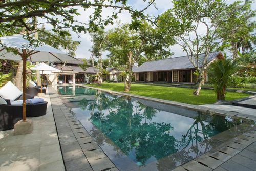 San 4BR Vila yang besar dan mewah di Ubud, Bali, Indonesia dengan kolam renang pribadi untuk 8 orang. Vila ini terletak di kawasan perumahan....