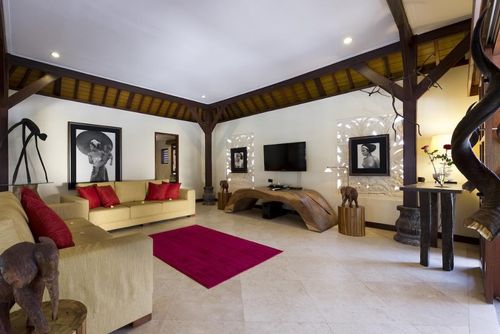 San 4BR Grande e lussuosa villa a Ubud, Bali, Indonesia, con piscina privata per 8 persone. La villa è situata in una zona residenziale....