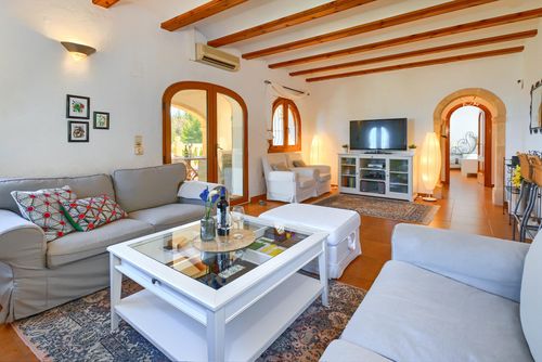 Villa Lau 4 pax Maravillosa y cómoda villa con piscina privada en Denia, Costa Blanca, España para 4 personas. La casa está situada en una zona residencial de playa, a 3 km de Las Marinas, playa de Denia, y a 5 km de Jávea....