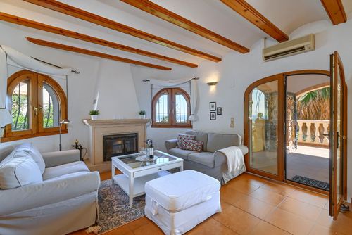 Villa Lau 4 pax Maravillosa y confortable villa en Denia, Costa Blanca, España, con piscina privada para 4 personas. La casa está situada en una zona residencial de playa, a 3 km de Las Marinas, playa de Denia y a 5 km de Jávea....