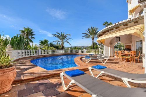 Casa Chimo Grote en comfortabele villa met privézwembad in Moraira, Costa Blanca, Spanje voor 8 personen. Het huis is gelegen in een residentiële strandwijk en op 2 km van het strand van El Portet....
