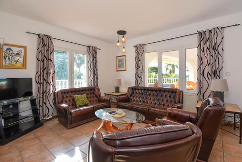 Casa Chimo 6 pax Grote en comfortabele villa met privézwembad in Moraira, Costa Blanca, Spanje voor 6 personen. Het huis is gelegen in een residentiële strandwijk en is 3 km van het strand van El Portet....