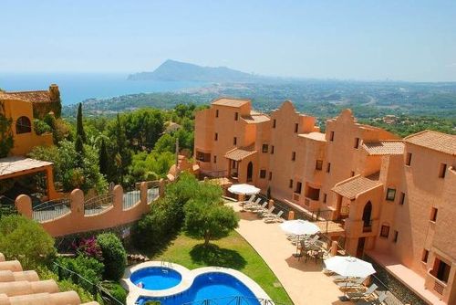 Semiramis 4 Wunderschöne und komfortable Wohnung in Altea, Costa Blanca, Spanien mit Gemeinschaftspool für 6 Personen. Die Wohnung befindet sich in einem Resort, in einer hügeligen und Wohnlage in Strandnähe und 3 km vom Olla Strand in Altea entfernt....