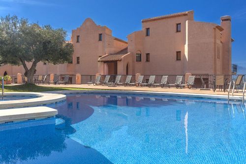 Semiramis 7 Großzügige und komfortable Wohnung mit Gemeinschaftspool in Altea, Costa Blanca, Spanien für 6 Personen. Die Wohnung befindet sich in einem Resort, in einem hügeligen und wohnlichen Strandgebiet und ist 3 km vom Playa de l'Olla, Altea Strand entfernt....
