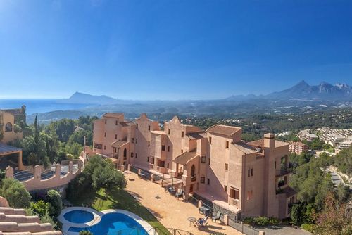 Semiramis 7 Ruim en comfortabel appartement met gemeenschappelijk zwembad in Altea, Costa Blanca, Spanje voor 6 personen. Het appartement is gelegen in een resort, in een heuvelachtig en residentieel strandgebied en ligt op 3 km van Playa de l'Olla, Altea strand....