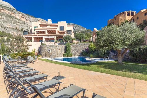 Semiramis 7 Großzügige und komfortable Wohnung mit Gemeinschaftspool in Altea, Costa Blanca, Spanien für 6 Personen. Die Wohnung befindet sich in einem Resort, in einem hügeligen und wohnlichen Strandgebiet und ist 3 km vom Playa de l'Olla, Altea Strand entfernt....