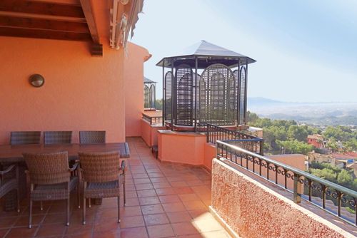 Semiramis 7 Grand et confortable appartement avec piscine commune à Altea, Costa Blanca, Espagne pour 6 personnes. L'appartement est situé dans un complexe, dans une zone résidentielle et vallonnée près de la plage et se trouve à 3 km de la Playa de l'Olla, plage d'Altea....