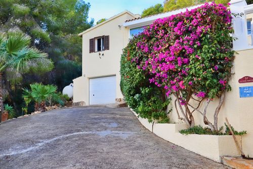 Casa Bartho Villa de luxe rustique et confortable à Altea, Costa Blanca, Espagne, avec piscine privée pour 6 personnes. La villa est située dans un quartier côtier, vallonné, rural et résidentiel, à proximité de restaurants et de bars, et à 3 km de La Nucia....