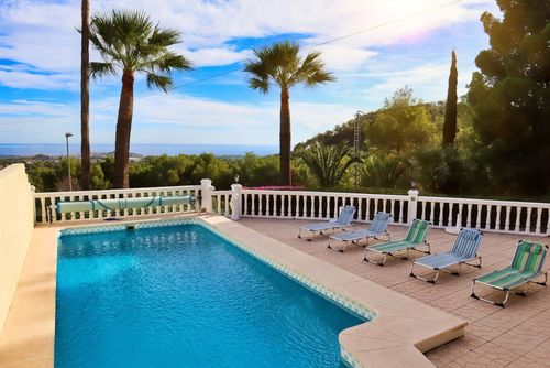 Casa Bartho Villa de luxe rustique et confortable à Altea, Costa Blanca, Espagne, avec piscine privée pour 6 personnes. La villa est située dans un quartier côtier, vallonné, rural et résidentiel, à proximité de restaurants et de bars, et à 3 km de La Nucia....