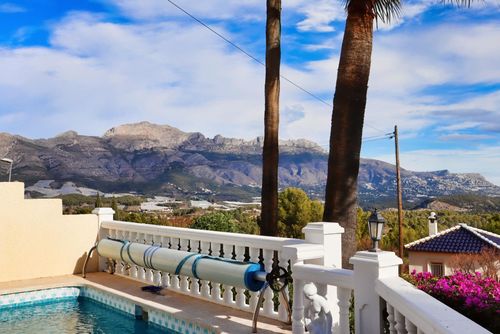 Casa Bartho Villa de luxe rustique et confortable à Altea, Costa Blanca, Espagne, avec piscine privée pour 6 personnes. La villa est située dans un quartier côtier, vallonné, rural et résidentiel, à proximité de restaurants et de bars, et à 3 km de La Nucia....