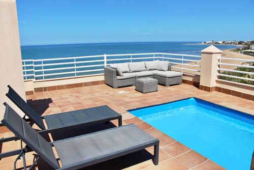El Amanecer 01 by homeprive Maravilloso ático con piscina privada en Denia, Costa Blanca, España, para 4 personas. La casa está situada cerca de restaurantes, bares y supermercados, y se encuentra a 25 metros del acceso directo a la playa....