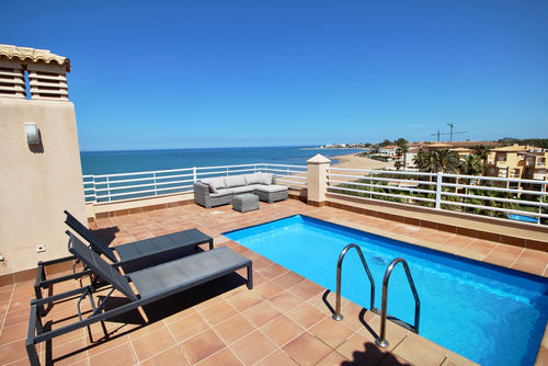 El Amanecer 01 by homeprive Maravilloso ático con piscina privada en Denia, Costa Blanca, España, para 4 personas. La casa está situada cerca de restaurantes, bares y supermercados, y se encuentra a 25 metros del acceso directo a la playa....