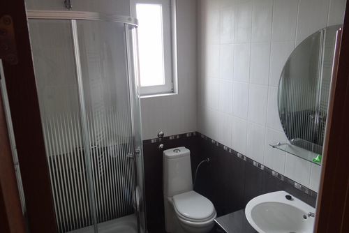 Struma Dolinata queen size bed Kamar hotel di Strumyani, Southwestern Bulgaria (region Sandanski), Bulgaria untuk 2 orang...