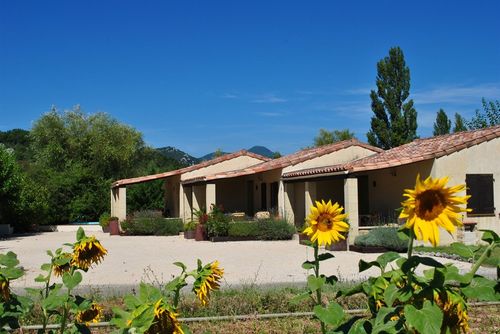Gîtes Le Soleil Souriant Casa de férias  com piscina privada em Banne, Rhône-Alpes, France para 4 pessoas...