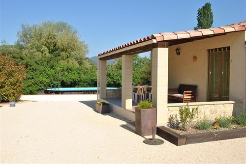 Gîtes Le Soleil Souriant Casa de férias  com piscina privada em Banne, Rhône-Alpes, France para 4 pessoas...