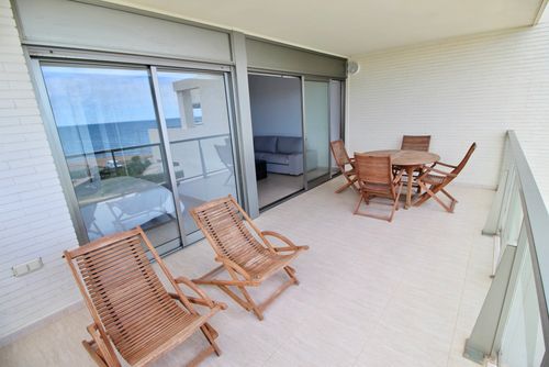 Tierra de Mar 06 by homeprive Vakkert leilighet i Denia, Costa Blanca, Spania med felles svømmebasseng for 6 personer. Leiligheten ligger i et boligområde nær stranden, nært restauranter, barer, supermarkeder og bare 25 meter fra stranden....