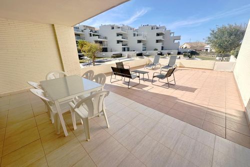 Tierra de Mar 10 by homeprive Hermoso y cómodo apartamento en Denia, Costa Blanca, España, con piscina comunitaria para 6 personas. El apartamento se encuentra en una zona residencial cerca de la playa, próximo a restaurantes, bares y supermercados, y a solo 25 metros de la playa....