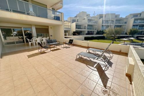 Tierra de Mar 10 by homeprive Bel appartement confortable à Denia, Costa Blanca, Espagne, avec une piscine commune pour 6 personnes. L'appartement est situé dans une zone résidentielle proche de la plage, à proximité de restaurants, bars et supermarchés, et à seulement 25 mètres de la plage....