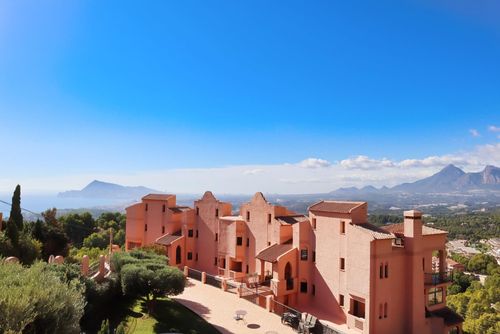 Semiramis 12 Magnifique et confortable appartement avec piscine commune à Altea, Costa Blanca, Espagne, pour 6 personnes. L'appartement est situé dans une région côtière vallonnée et se trouve à 3 km de la Platja de l'Olla, plage d'Altea....