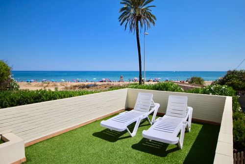 Tierra de Mar 11 by homeprive Hermoso apartamento con piscina comunitaria en Denia, Costa Blanca, España, para 6 personas. El apartamento se encuentra en una zona residencial de playa, cerca de restaurantes, bares y supermercados, y a solo 25 metros de la playa....