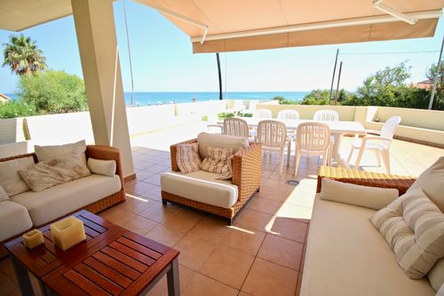 Tierra de Mar 11 by homeprive Bel appartement avec piscine commune à Denia, Costa Blanca, Espagne, pour 6 personnes. L'appartement est situé dans une zone résidentielle proche de la plage, à proximité de restaurants, bars et supermarchés, et à seulement 25 mètres de la plage....